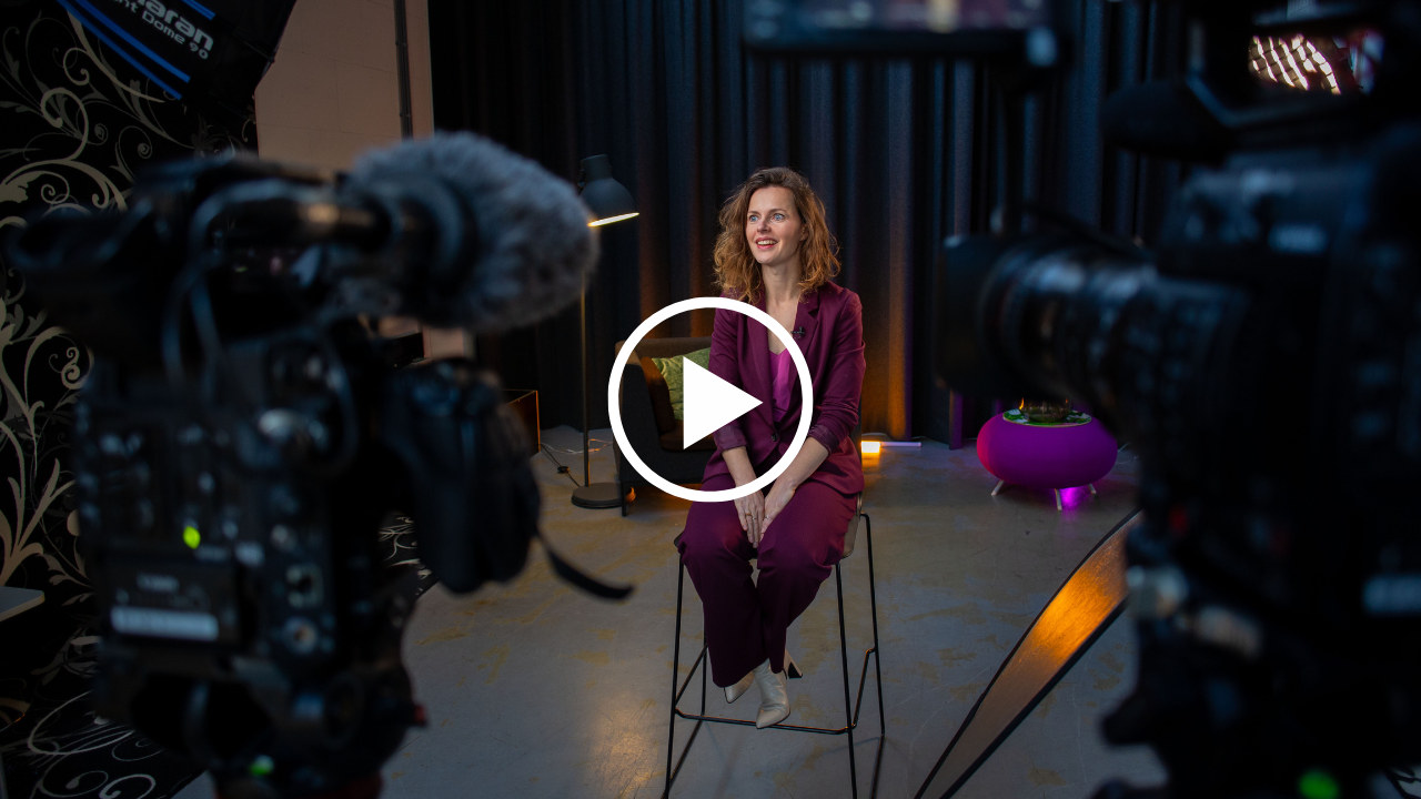Showreel afspelen — Liza Cornet in een televisiestudio, tussen twee camera's.